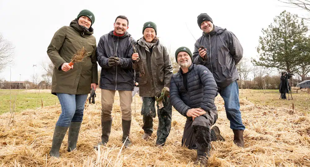 Des salariés du Groupe LIEBOT plantent la MiniBigForest des Herbiers